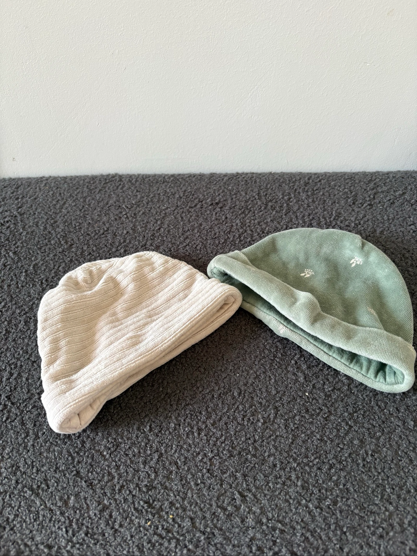 Lot de 2 bonnets bébé 6-9 mois – Vert & écru